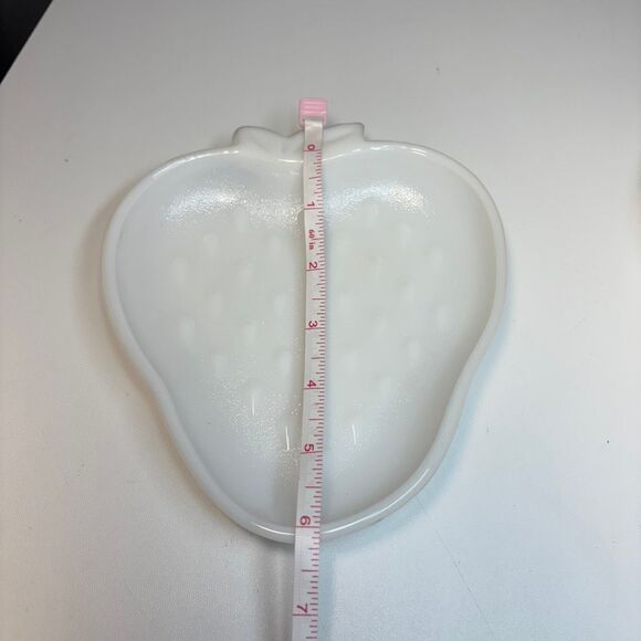 Vintage Milk Glass Strawberry Plate – 7x6 - Picture 4 of 5
